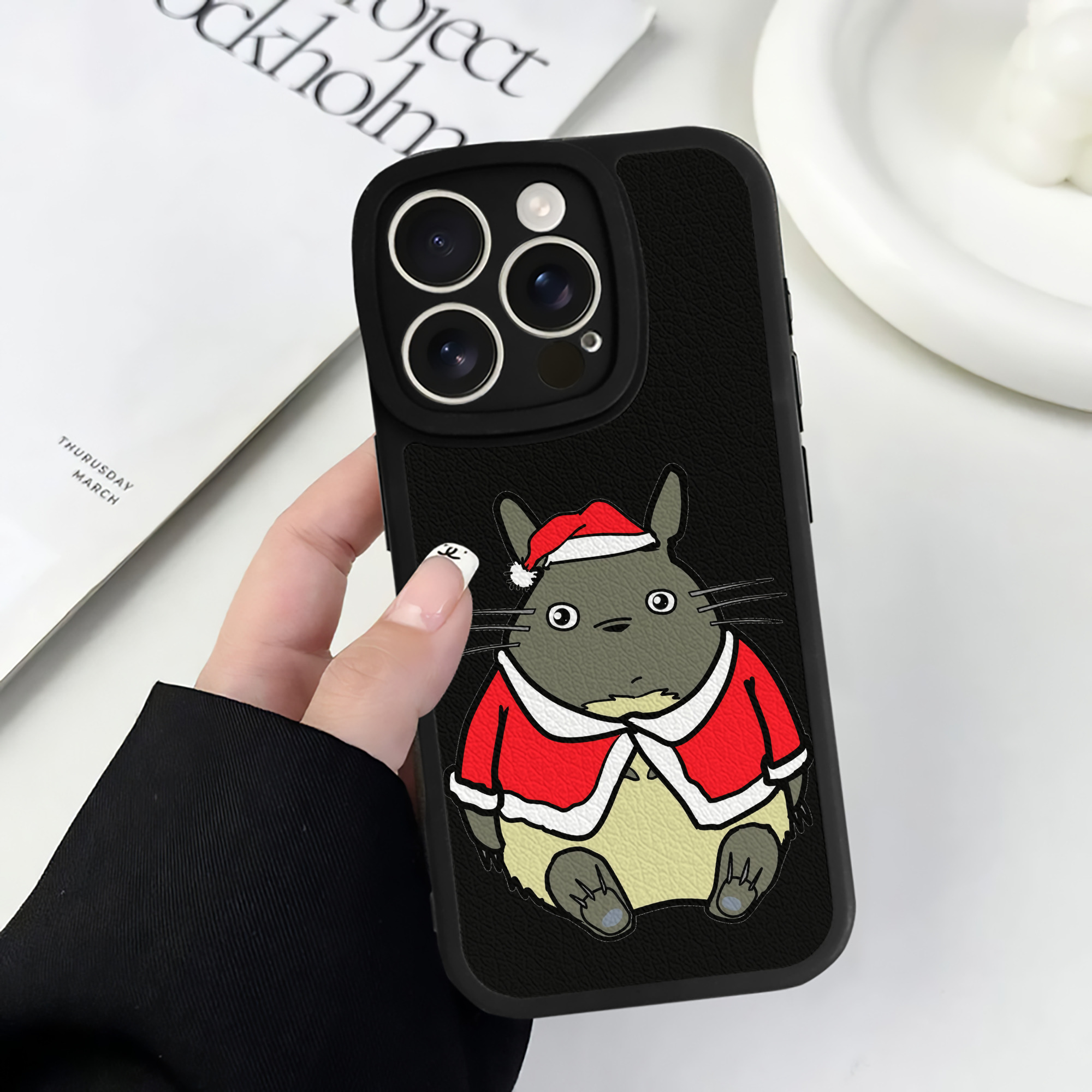 （画像用） となりのトトロ 草壁メイ 草壁サツキ My Neighbor Totoro Satsuki Kusakabe Mei Kusakabe 【iPhone 16シリーズ対応】シリコンスマホケース（レザー調） 材質：シリコン